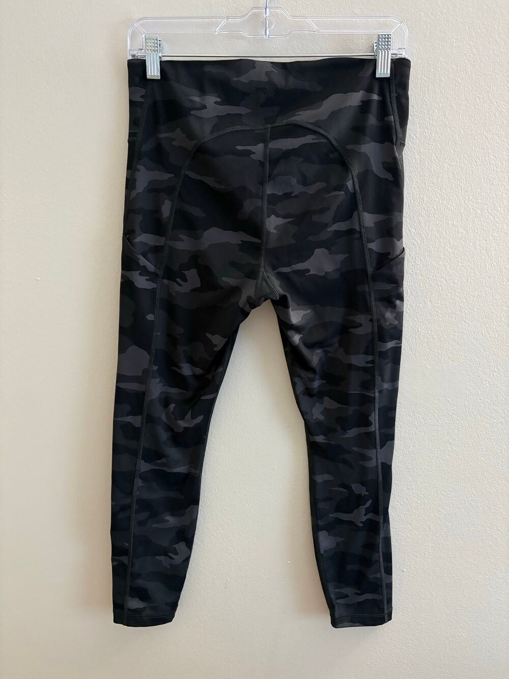 Athleta Ultimate 7/8 Tight Black Camo Leggings Side Pockets Yoga Women's Size M